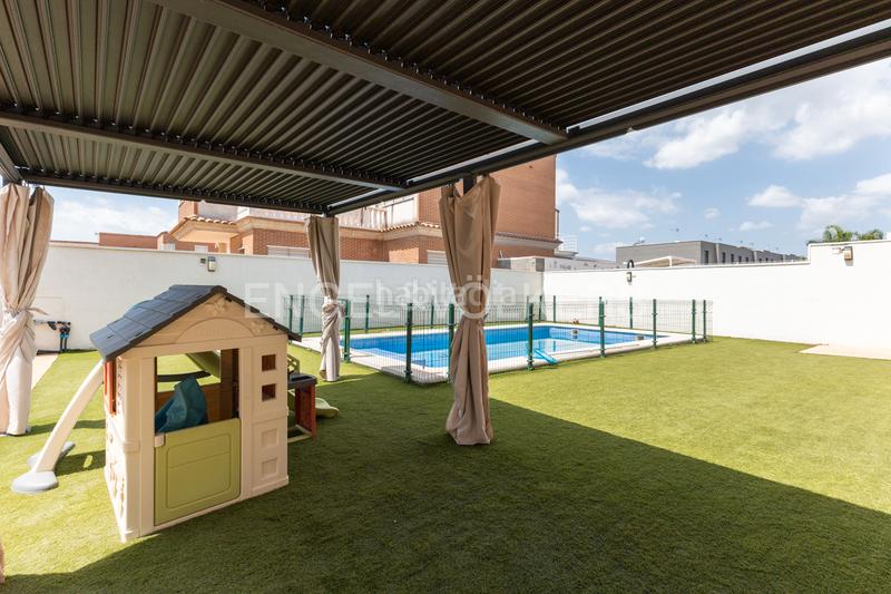 Foto a8e2e727-519c-443d-9493-51691ea10199. Casa moderno y luminoso unifamiliar en san antonio de benageber en San Antonio de Benagéber