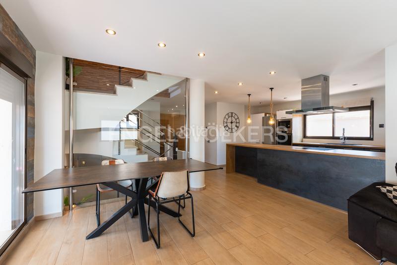 Foto aa3da85d-4bca-4929-8b8a-fe80bb630b5d. Casa moderno y luminoso unifamiliar en san antonio de benageber en San Antonio de Benagéber