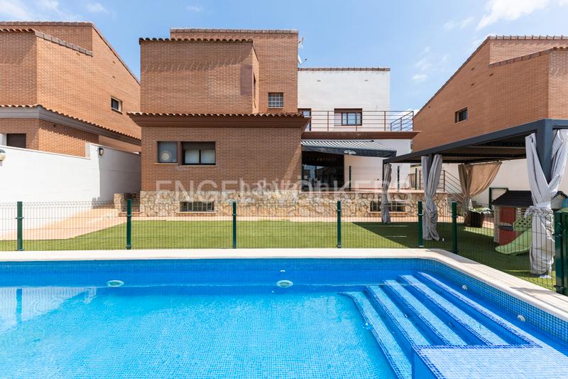 Foto c25b00a0-7427-4025-a144-ad7b1debcf94. Casa moderno y luminoso unifamiliar en san antonio de benageber en San Antonio de Benagéber