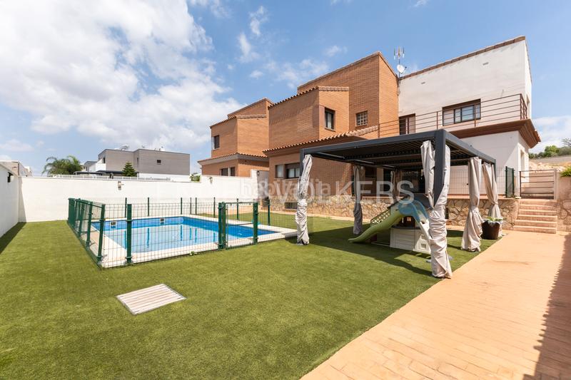 Foto e9a6899f-d493-4a19-a39f-d1062d8077d5. Casa moderno y luminoso unifamiliar en san antonio de benageber en San Antonio de Benagéber