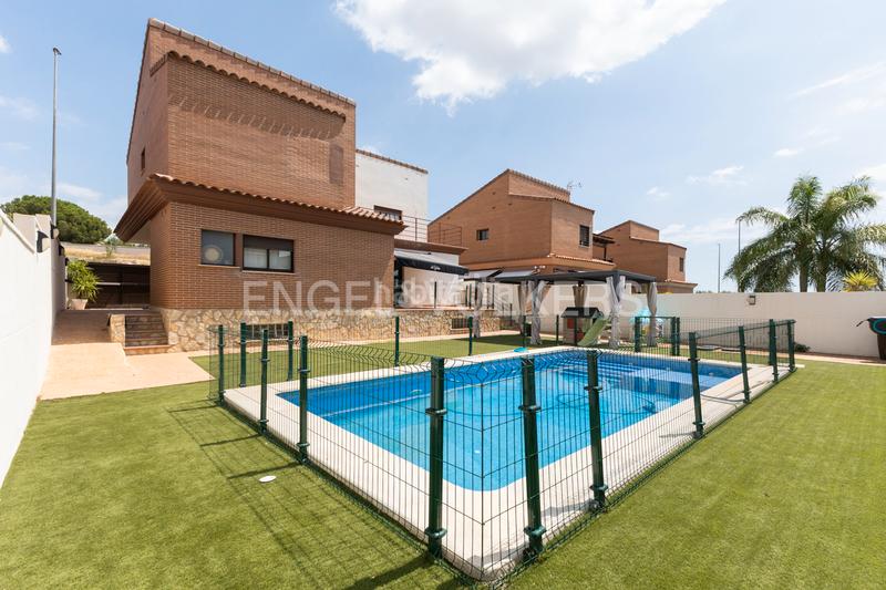 Foto eef95bc0-c075-4b2f-b4a8-5ce8c8d3d1ce. Casa moderno y luminoso unifamiliar en san antonio de benageber en San Antonio de Benagéber