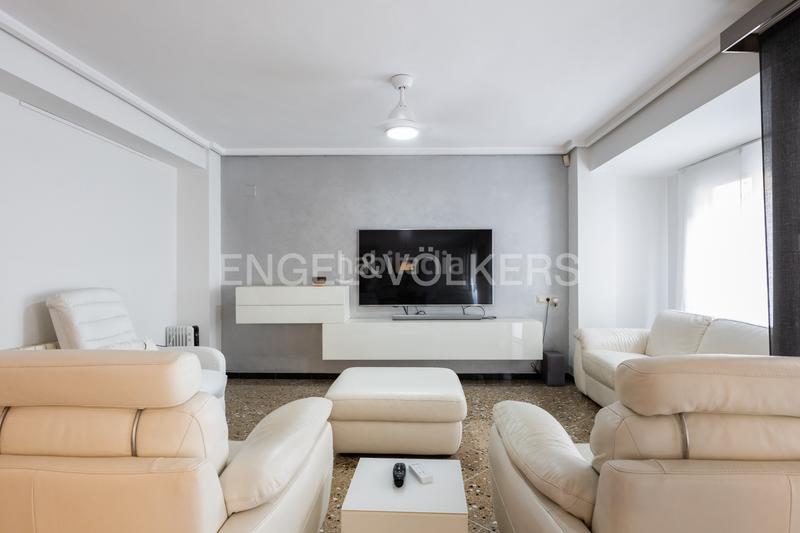 Foto 029e156e-d7a3-49aa-93d6-46b8eadffd2e. Apartamento piso con 3 terraza y 5 habitaciones en monteolivete en Valencia