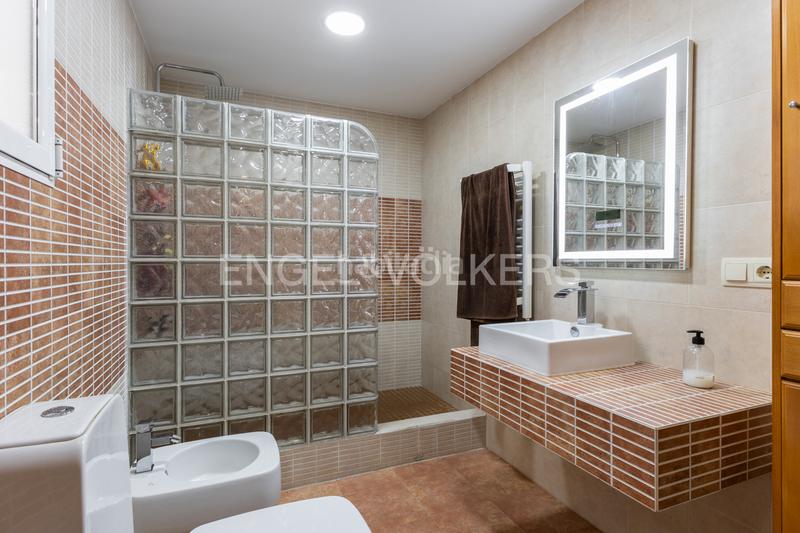 Foto 09c397e7-63b6-4f34-a788-1e299947369c. Apartamento piso con 3 terraza y 5 habitaciones en monteolivete en Valencia