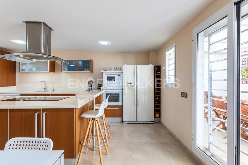 Foto 6f72c0b7-2406-4600-8f97-ae1a9ac6501e. Apartamento piso con 3 terraza y 5 habitaciones en monteolivete en Valencia