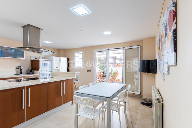 Foto a1d0249a-fe3a-4f11-a443-9a5bf105e434. Apartamento piso con 3 terraza y 5 habitaciones en monteolivete en Valencia