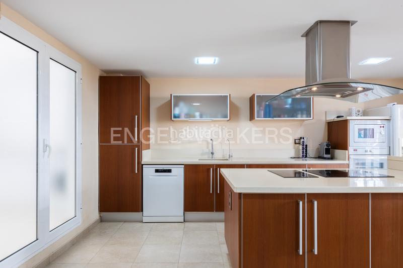 Foto f555497d-d163-4565-87fb-7d7b1c515594. Apartamento piso con 3 terraza y 5 habitaciones en monteolivete en Valencia
