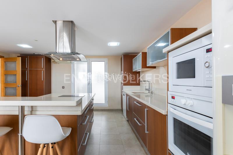 Foto fffaf3ca-74e4-4325-9f08-443425e9e01a. Apartamento piso con 3 terraza y 5 habitaciones en monteolivete en Valencia