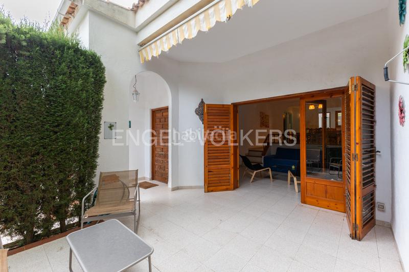 Foto 9f4120f8-4c00-42fd-9c80-6d927f1ab1ae. Casa adosada  en venta en playa la concha vive frente al mar! en Oropesa del Mar