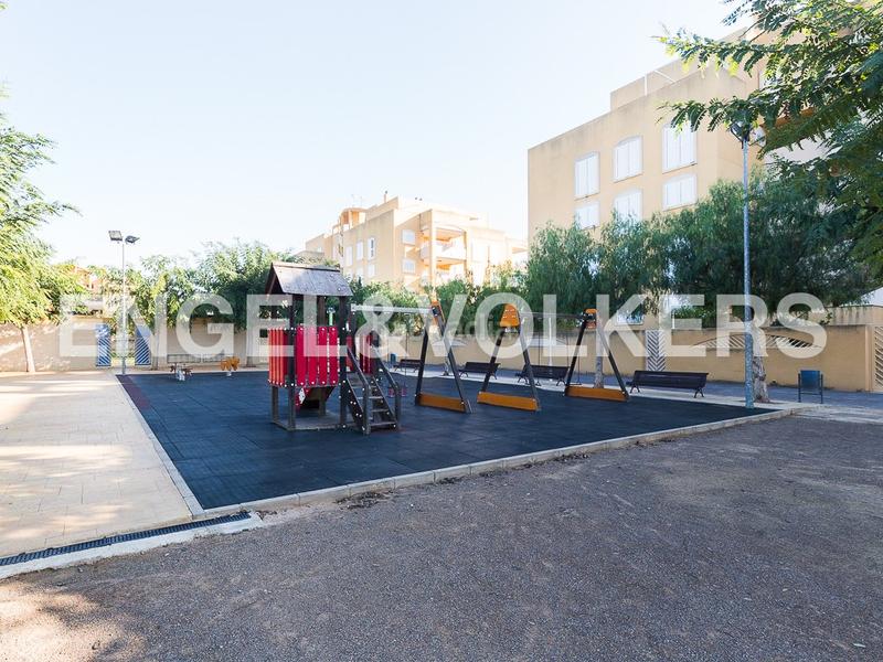 Foto 626a1be4-adf2-43fc-a991-af7d22ebee2a. Alquiler apartamento encantador bajo con entrada independiente en urb. proamar para larga estancia en Sagunt