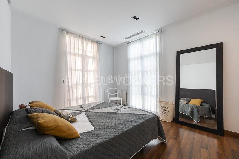 Foto 088be1bb-8c8e-406b-8218-fccfea428e33. Alquiler apartamento piso moderno de lujo frente al parque turia en Valencia
