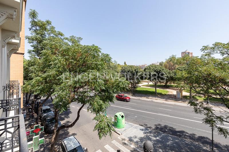 Foto 0bc564fa-4682-4932-a6cf-5930623145f2. Alquiler apartamento piso moderno de lujo frente al parque turia en Valencia