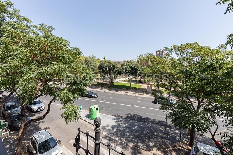 Foto 2f8c0913-4881-40c6-9154-de39eea6189c. Alquiler apartamento piso moderno de lujo frente al parque turia en Valencia
