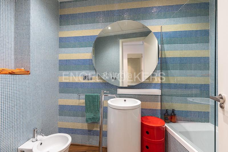 Foto 4a50ee1a-c365-48f8-a796-1d0ffbc06174. Alquiler apartamento piso moderno de lujo frente al parque turia en Valencia