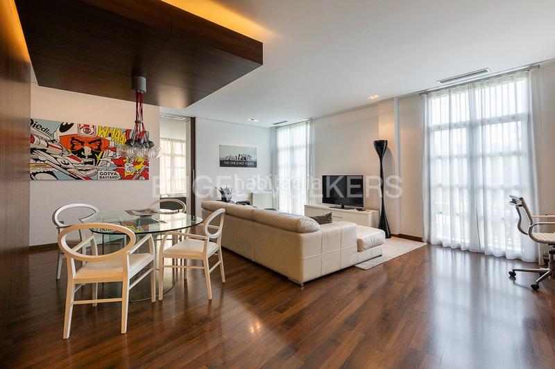 Foto 75f22fbf-0853-4c21-b5b9-d71ded2895b2. Alquiler apartamento piso moderno de lujo frente al parque turia en Valencia