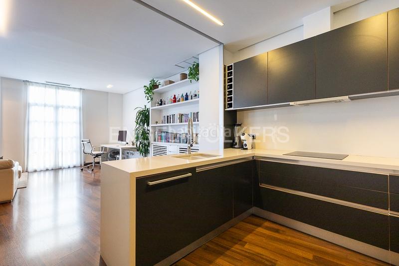 Foto b609bc90-7e5a-433e-ad75-d0656c5a9f17. Alquiler apartamento piso moderno de lujo frente al parque turia en Valencia