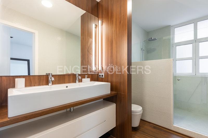 Foto be236bca-b43d-409f-9dfd-05d3cafd29bc. Alquiler apartamento piso moderno de lujo frente al parque turia en Valencia