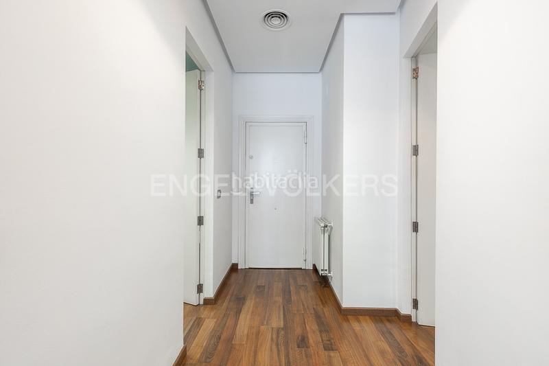 Foto df93841f-8fa3-48d4-86c6-9fd3e679d041. Alquiler apartamento piso moderno de lujo frente al parque turia en Valencia