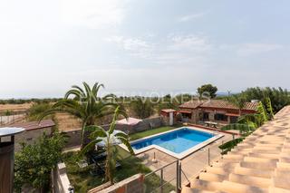 Casa a Casinos. Majestuosa residencia con piscina privada y vistas a la montaña