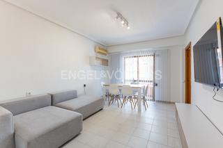 Alquiler Apartamento en L´Amistat. Amplio piso con balcón en algirós