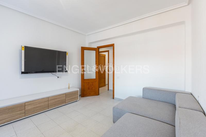Foto 97a8d552-06fd-4042-8b5d-0fb4b739bb93. Alquiler apartamento amplio piso con balcón en algirós en Valencia
