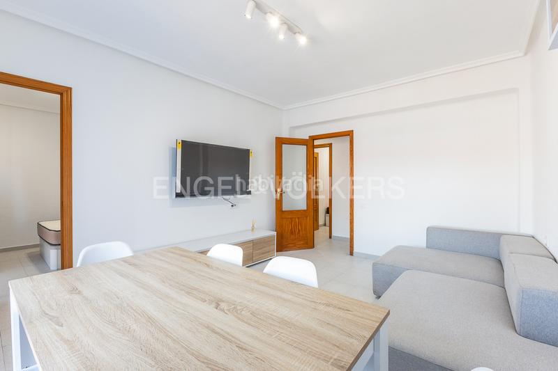 Foto b324863c-d526-48d0-89a0-84c0b3652811. Alquiler apartamento amplio piso con balcón en algirós en Valencia
