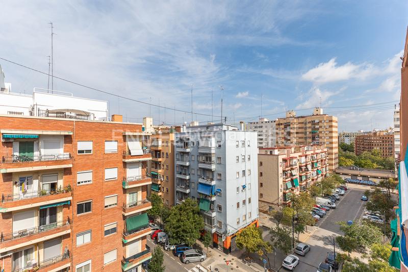 Foto eca66dff-e3f2-4ac0-a6d3-60543fc9e6f2. Alquiler apartamento amplio piso con balcón en algirós en Valencia