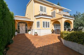 Location Maison à San Antonio de Benagéber. Lujoso chalet en san antonio de benagéber