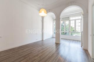 Lloguer Apartament a El Pla del Remei. Luminosa vivienda con amplio balcón frente al mercado de colón