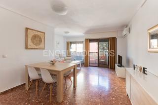Affitto Piccolo appartamento  Carrer de la reina. Piso de 3 habitaciones con balcón en alquiler temporal en calle