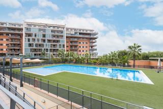 Lloguer Loft a Valterna. Moderno loft con terraza en residencial con piscina y parking