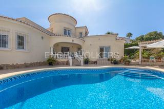 Casa in Partida Comunes-Adsubia. Exclusiva villa con impresionantes vistas al mar y a la montaña