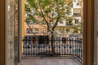 Apartament  Conde de altea. Vivienda a reformar en el eixample con balcón y terraza junto a