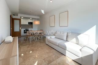Lloguer Apartament  Plaza del equipo crónica. Luminoso piso con terraza y vistas en camins al grau