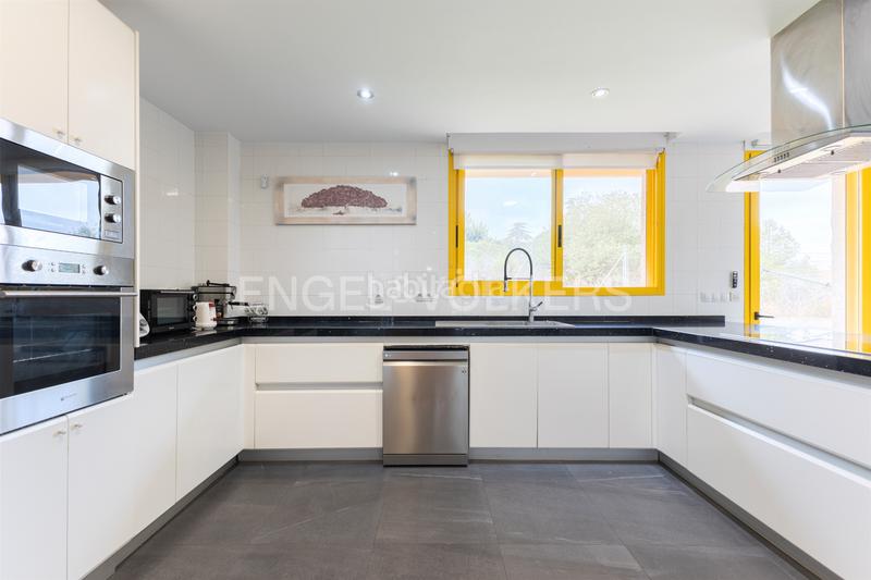 Foto 03c38b6e-764b-47a3-8f11-254e7b5d4f61. Casa con riscaldamento parcheggio piscina in Cumbres de Calicanto Torrent