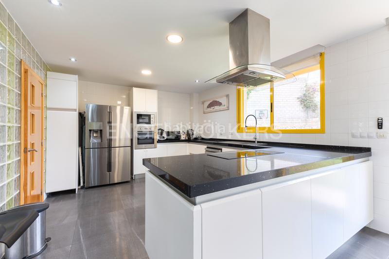 Foto 2ca9fe38-cb5a-4a87-843e-ef24b1207f48. Casa con riscaldamento parcheggio piscina in Cumbres de Calicanto Torrent