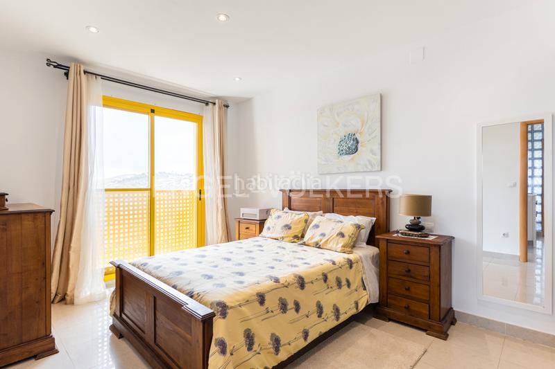 Foto 8e8d1d1b-e222-4cdb-b2d4-22dcd87873f0. Casa con riscaldamento parcheggio piscina in Cumbres de Calicanto Torrent