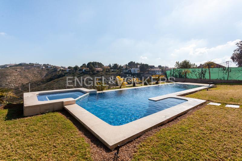 Foto f0a82d45-d2d2-4356-a3fc-3d2f47691149. Casa con riscaldamento parcheggio piscina in Cumbres de Calicanto Torrent