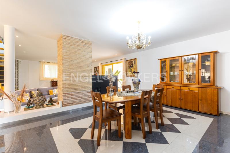 Foto f53e905f-42a5-4257-ab72-e1eb6cbb506c. Casa con riscaldamento parcheggio piscina in Cumbres de Calicanto Torrent