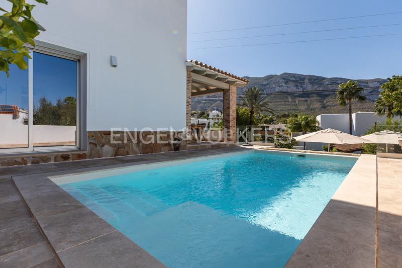 Foto 4f881678-cd76-415c-8e46-042bcb11b851. Casa amb calefacció aparcament piscina a Las Rotas / Les Rotes Dénia