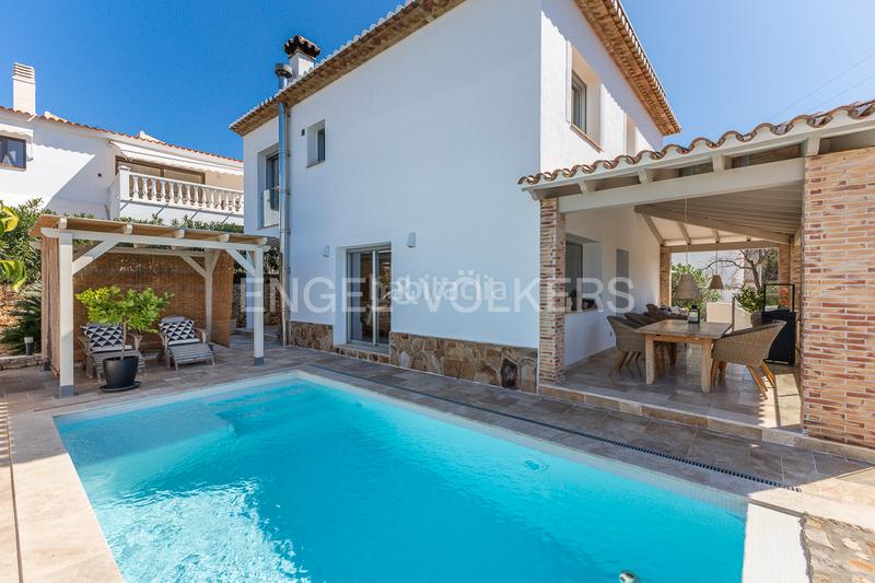 Foto b937d588-e962-4eee-b2b3-ecc6402a9766. Casa amb calefacció aparcament piscina a Las Rotas / Les Rotes Dénia