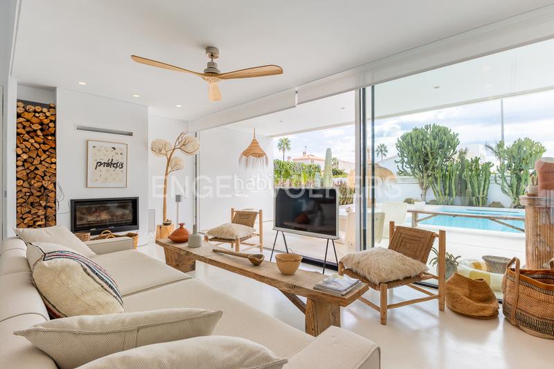 Foto bd2f9faf-621a-4394-b60c-6dac7b4b82bb. Casa exclusiva villa con piscina y diseño mediterráneo en Dénia