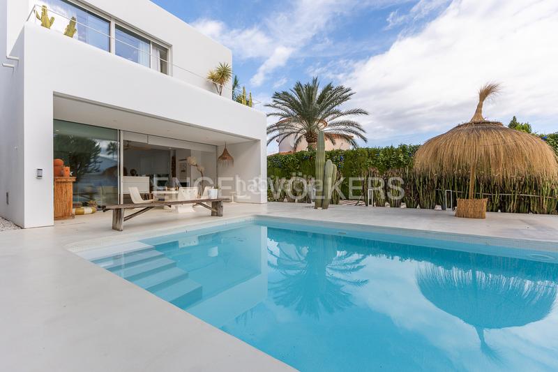 Foto e8bfb120-534f-40bf-8ace-ae80b8e5fc79. Casa exclusiva villa con piscina y diseño mediterráneo en Dénia