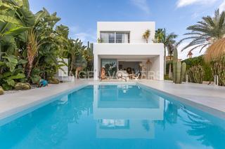 Maison à Les Bassetes - El Marjal. Exclusiva villa unifamiliar minimalista con piscina y diseño med