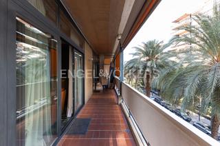 Piccolo appartamento in Jaume Roig. Magnífica vivienda con terraza, garaje y trastero en edificio em