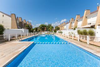 Lloguer Casa  Carrer falcó. Residencial frente al mar en corinto con terraza y piscina comun