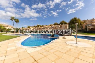 Casa in Montañar-El Arenal. Adosado cerca del mar y en urbanización con piscina