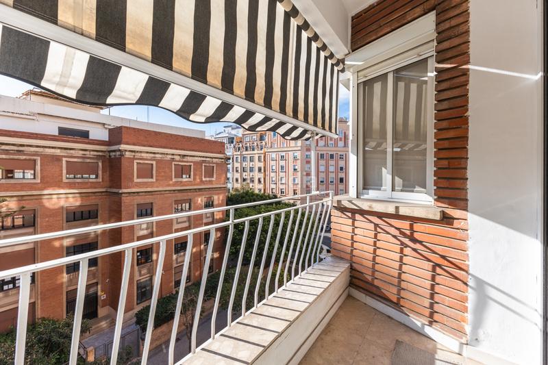 Foto d2d5f1db-2df5-4e74-932e-c0f2065738ff. Alquiler apartamento luminoso piso con terraza en Valencia