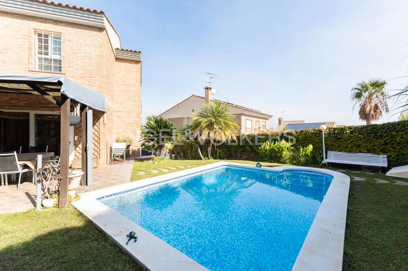 Foto 7a737cd8-a7f5-4f6a-9614-ce895ae3b21c. Casa diseño eterno y calidad superior en Sierra Perenchiza-Cumbres de Calicanto-Sto Domingo Chiva