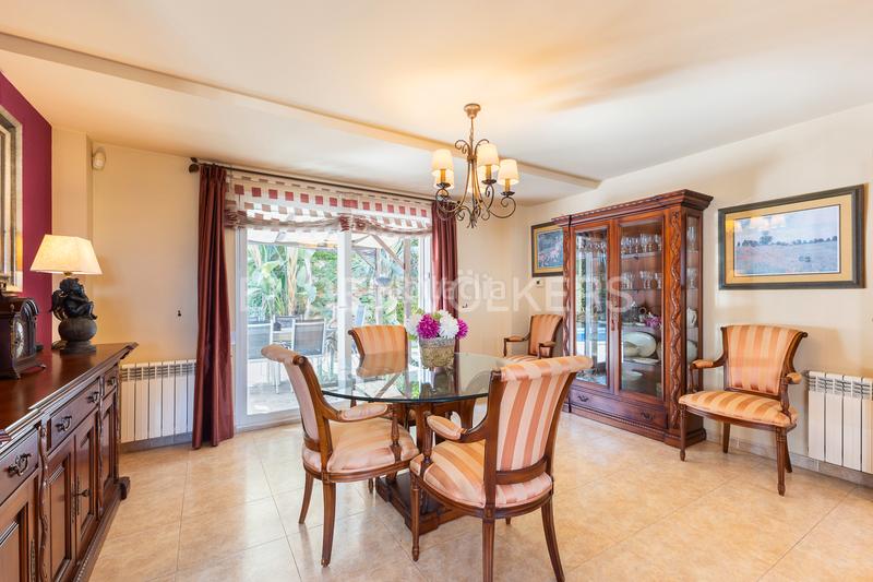 Foto b1a2e80e-c10c-410e-9d55-9f198d9e9b01. Casa diseño eterno y calidad superior en Sierra Perenchiza-Cumbres de Calicanto-Sto Domingo Chiva