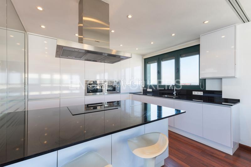 Foto fd880f5e-4497-4f0a-bdad-b628e046f004. Àtic amb calefacció aparcament piscina a Ciutat de les Ciències i de les Arts - Justicia Valencia